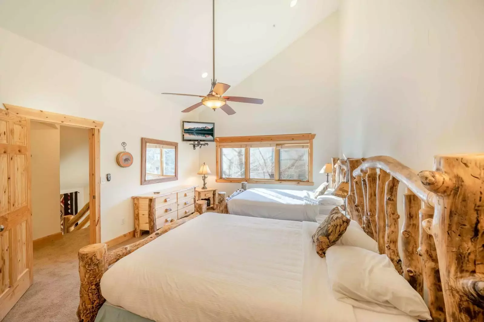 A light filled guest Suite has soaring vaulted ceilings, two gorgeous log pole bed with comfortable mattresses. Each bed is outfitted with high qualit