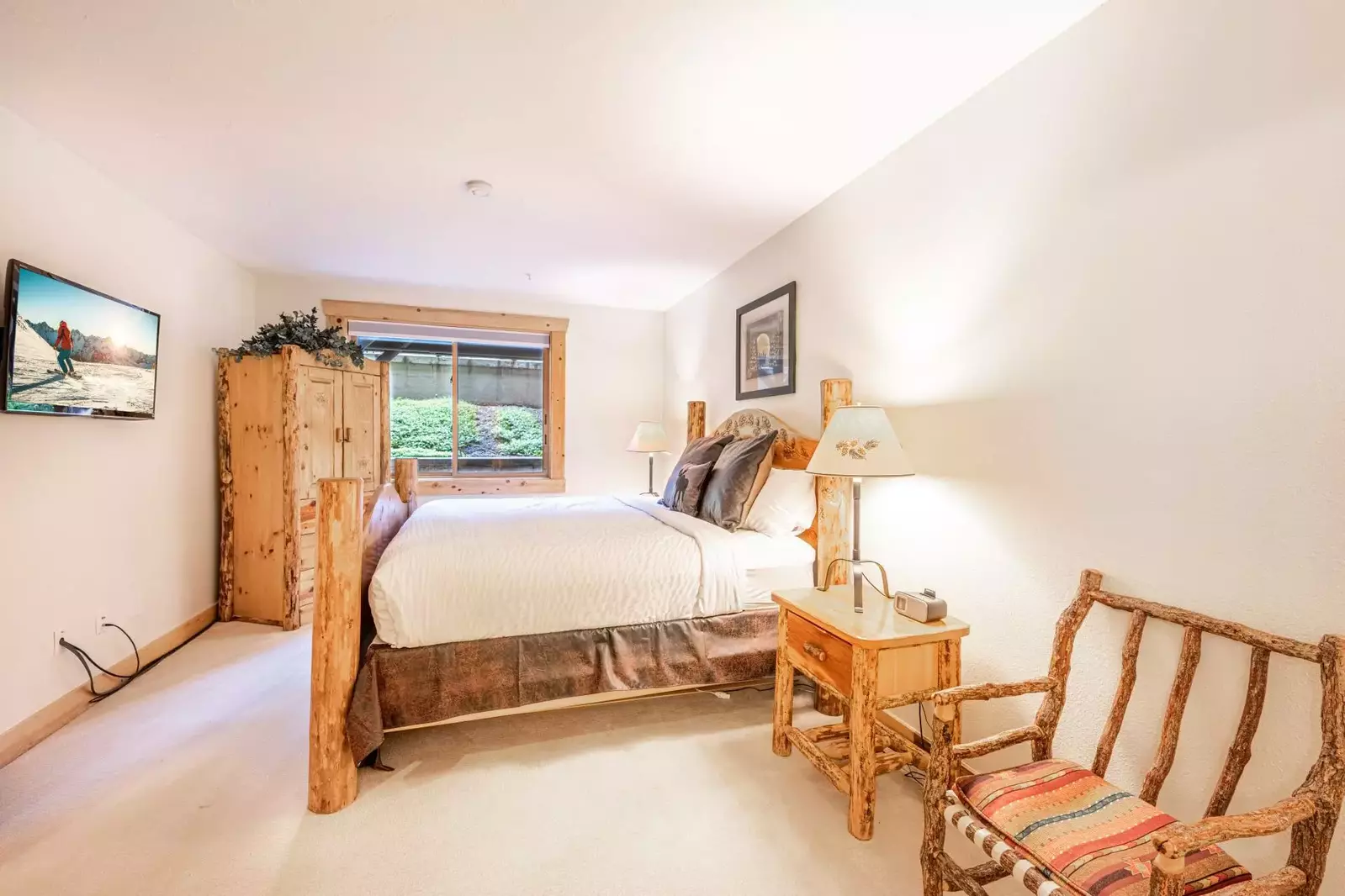 Warm and Cozy Guest Suite with King Bed, HDTV and En Suite Bathroom