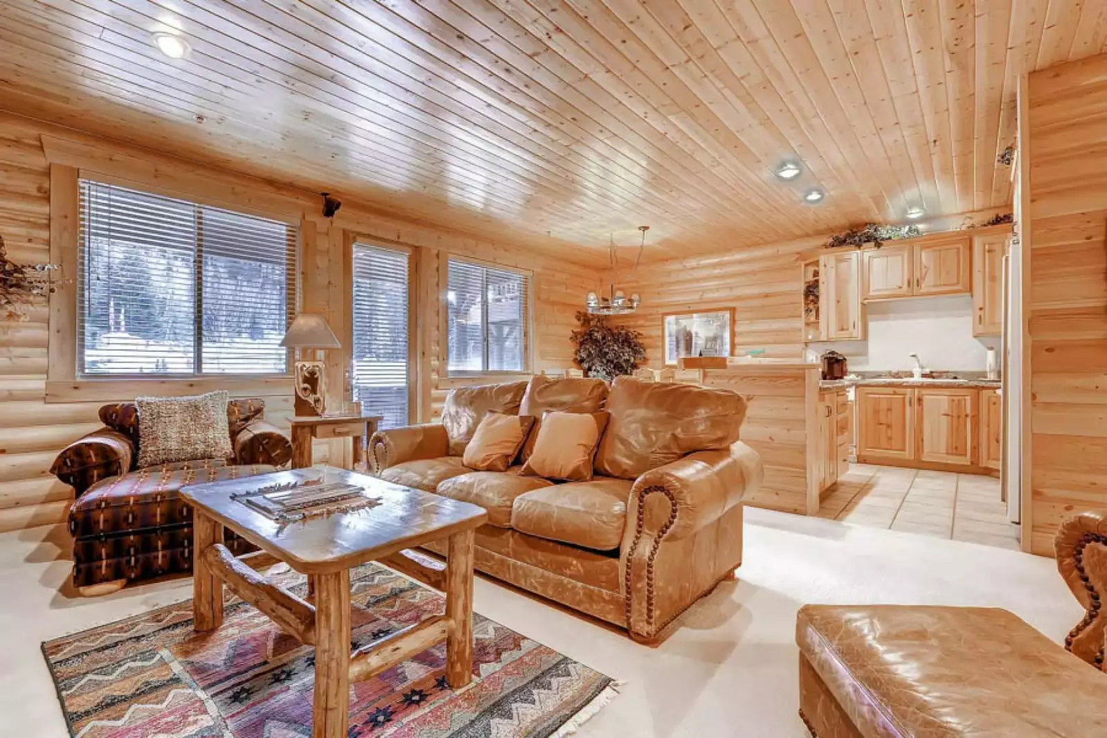 Silver Lake Modern Cabin w Open Floor Plan - Great For Families or 2 Couples! Leather Sofa is a Queen Sleeper, Private Hot Tub, Gas Fireplace, 2 Maste