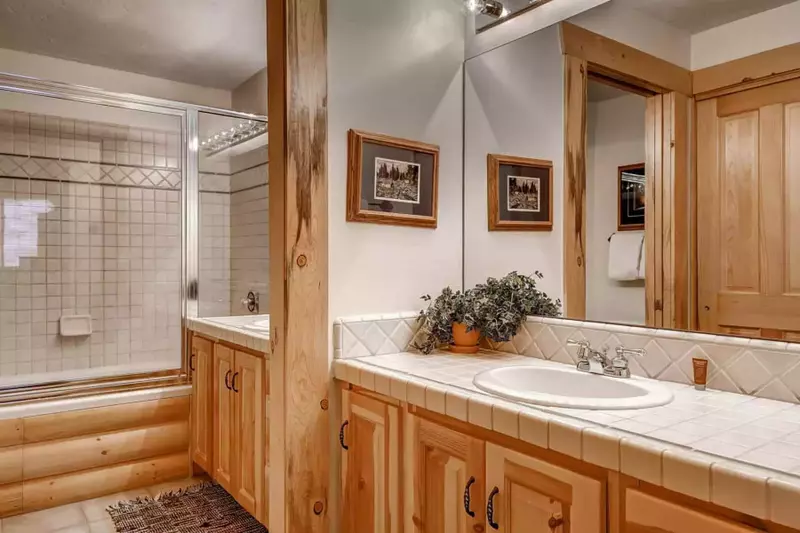 Master En Suite  - 2 Separate vanities, jetted tub, glass shower