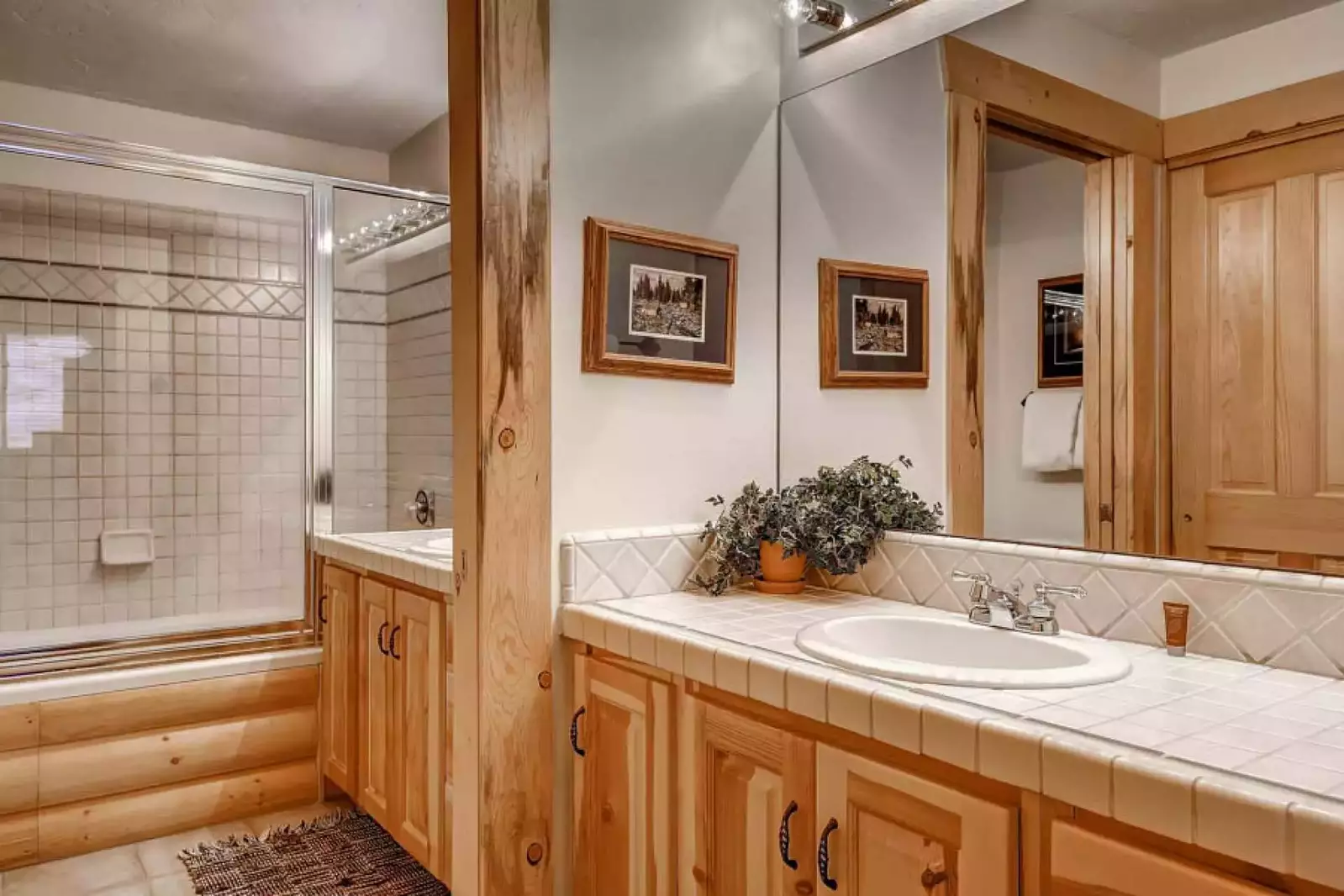 Master En Suite  - 2 Separate vanities, jetted tub, glass shower