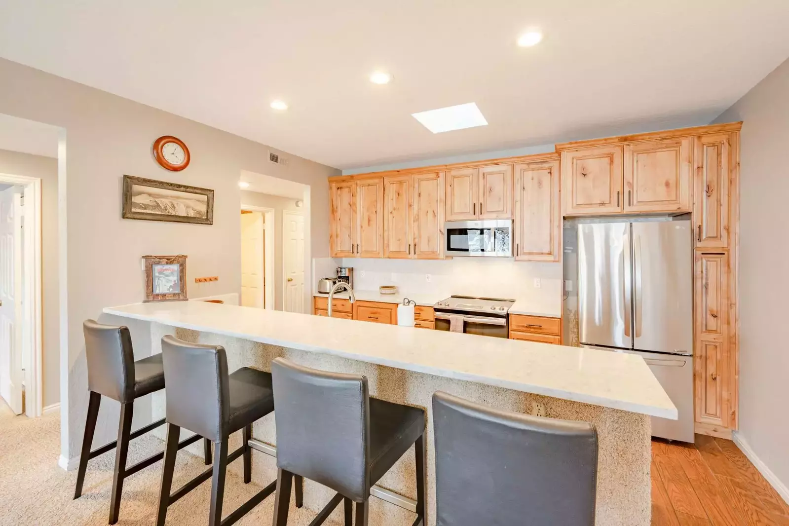 Breakfast bar with seating for four (4).