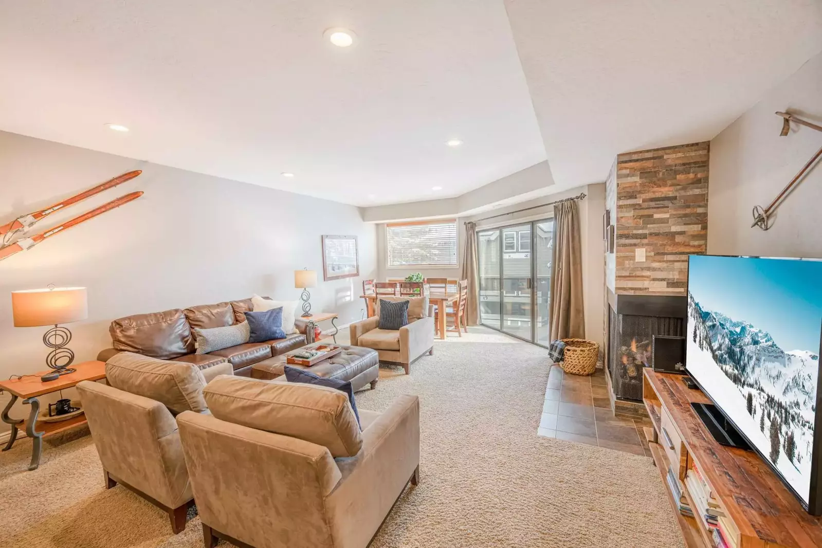 Bright spacious living room, plenty of room for the whole family!