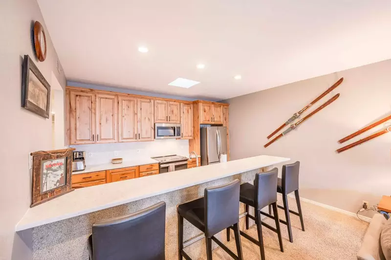 Breakfast bar with seating for four (4).