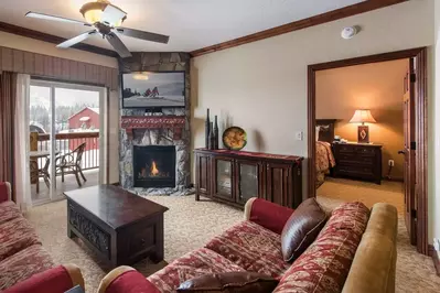 Warm & Inviting Living room w Queen Sleeper Sofa, HDTV, Gas Fireplace, Wifi and Cable