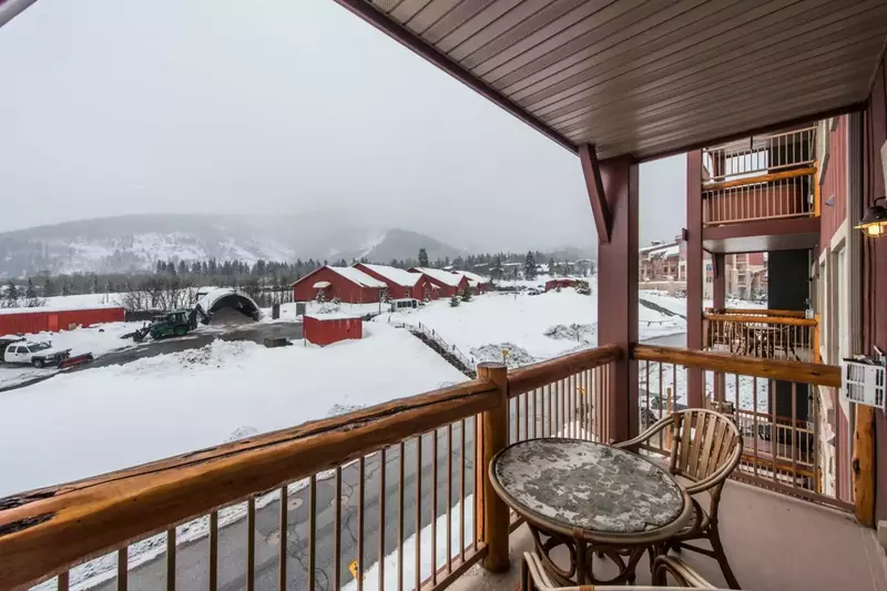 Private balcony w Mountain Views