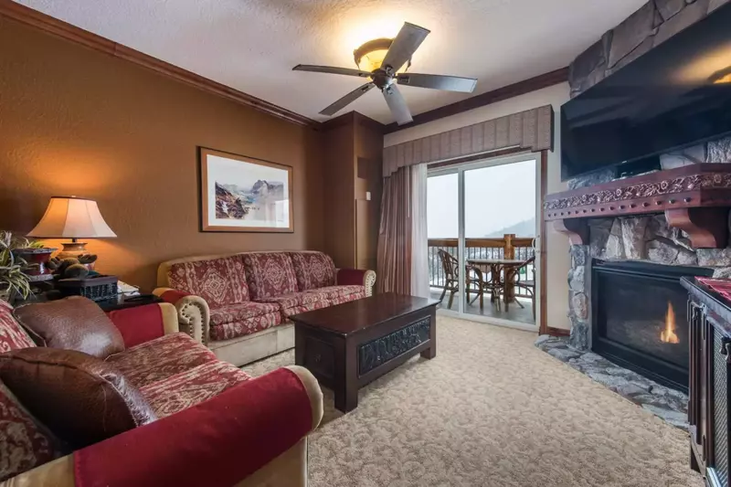 Mountain Views, Private Patio, Gas Fireplace, Queen Sofa Sleeper, HDTV w Cable, Free WiFi