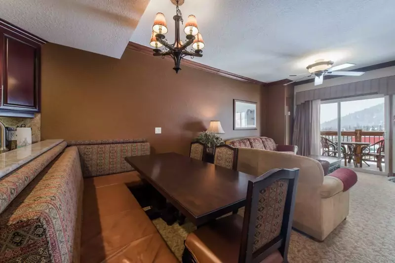 Dining Area For Up to 8 Guests