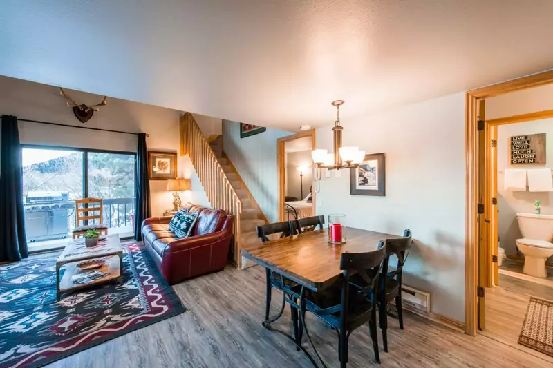 Bright & Spacious, Beautifully Updated Top Floor Condo w Wood Floors, Eat In Kitchen, Leather Sofa, HDTVs, Gas Grill