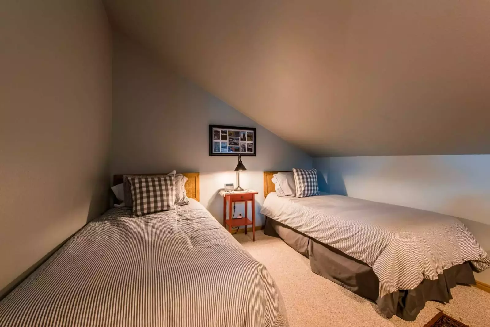 Upstairs Loft Bedroom w 2 Twin Beds, Shared Bathroom