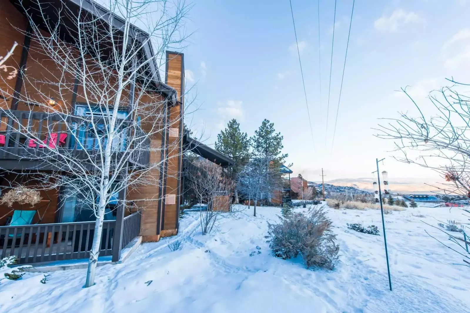 Top floor corner unit, lots of privacy!