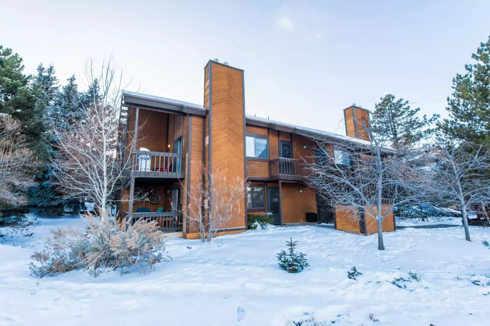 Top floor unit with vaulted ceilings!