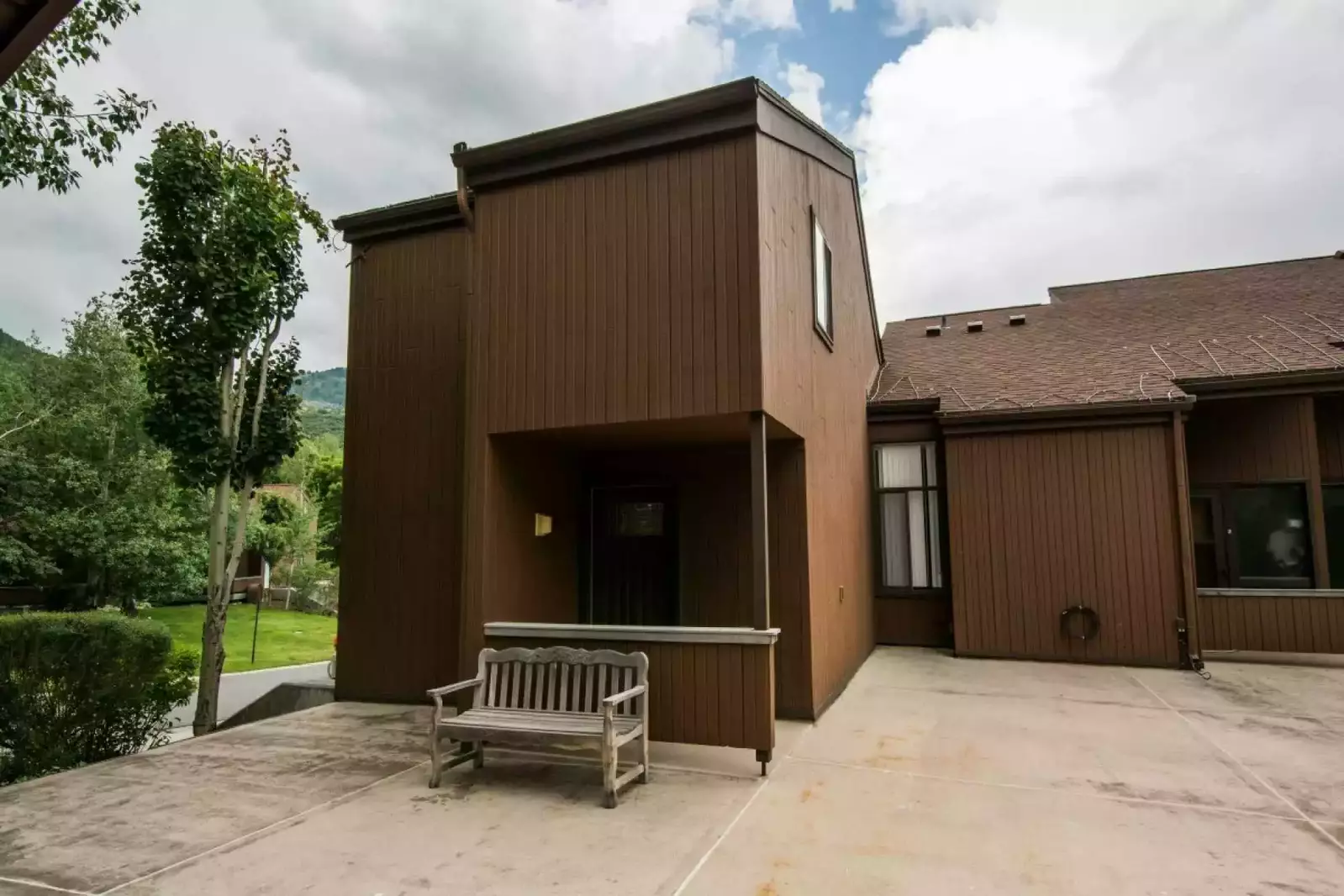 Guests will love the manicured landscaping, wooded lot and scenic mountain views.