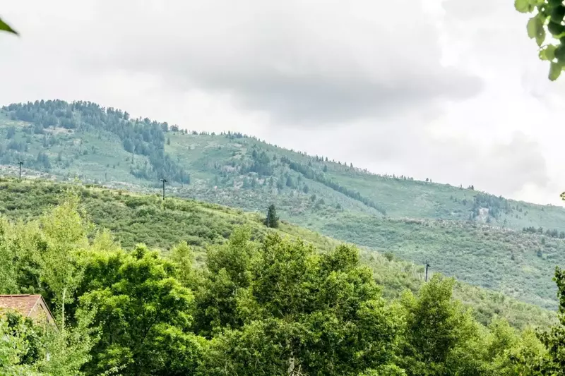 The property also enjoys access to a transit stop right outside the door that will shuttle guests to Park City, Deer Valley Ski Resort and Canyons.