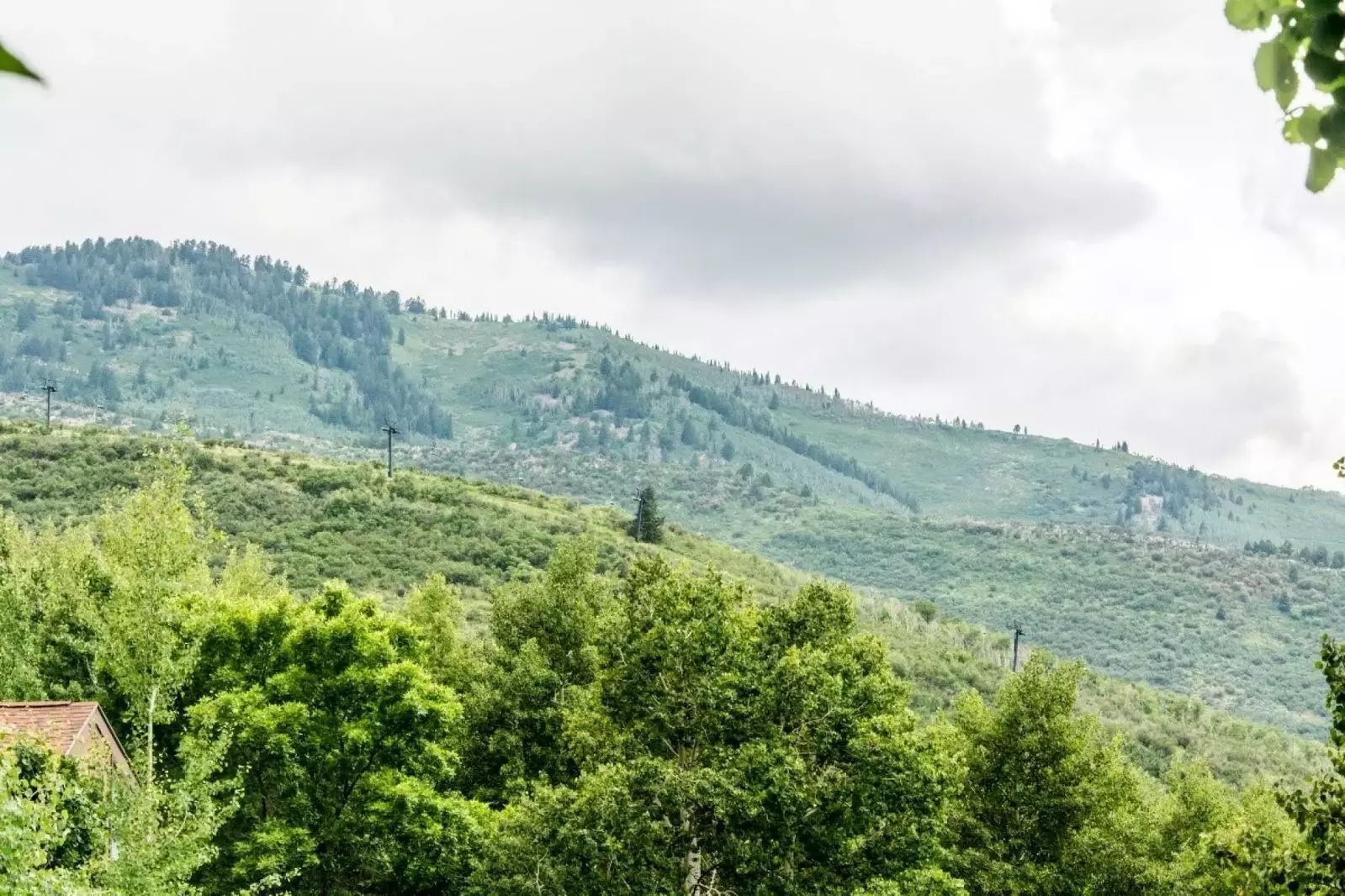 The property also enjoys access to a transit stop right outside the door that will shuttle guests to Park City, Deer Valley Ski Resort and Canyons.