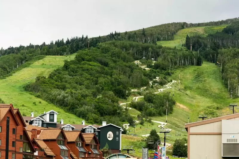 The Three Kings Clubhouse also offers an outdoor pool and hot tub with spectacular mountain views year-round.