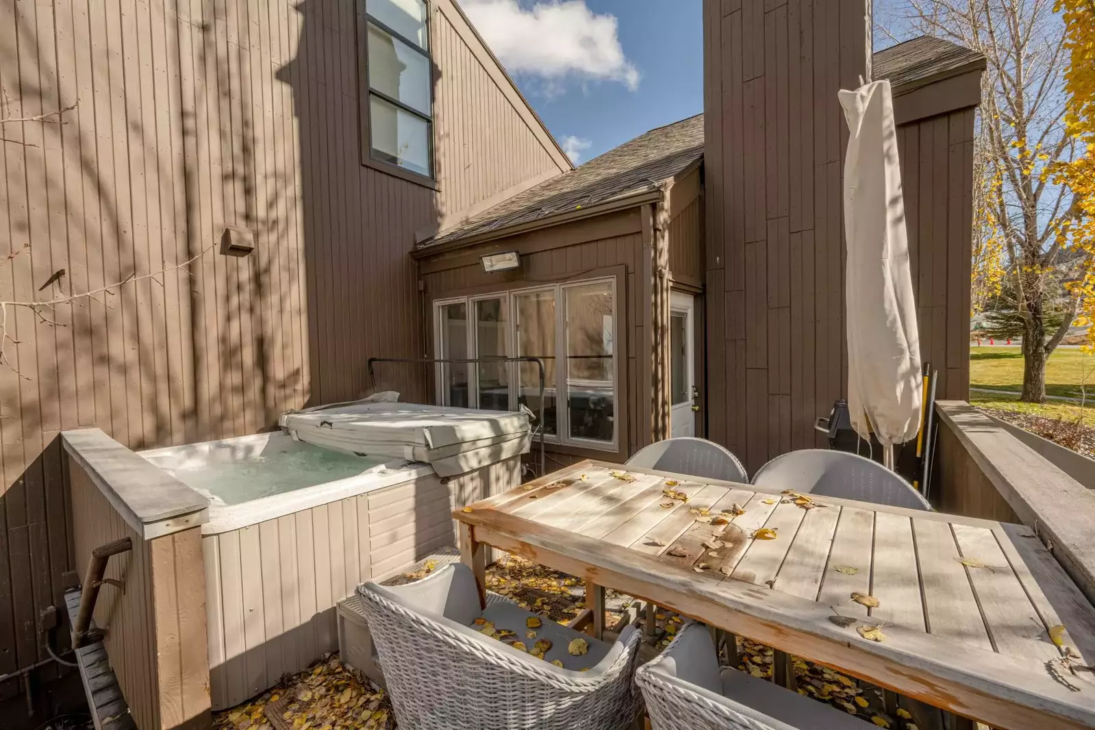 Relax in the private hot tub which is located on the back deck – you can enjoy the beautiful views of the Wasatch mountain range or the serene golf co