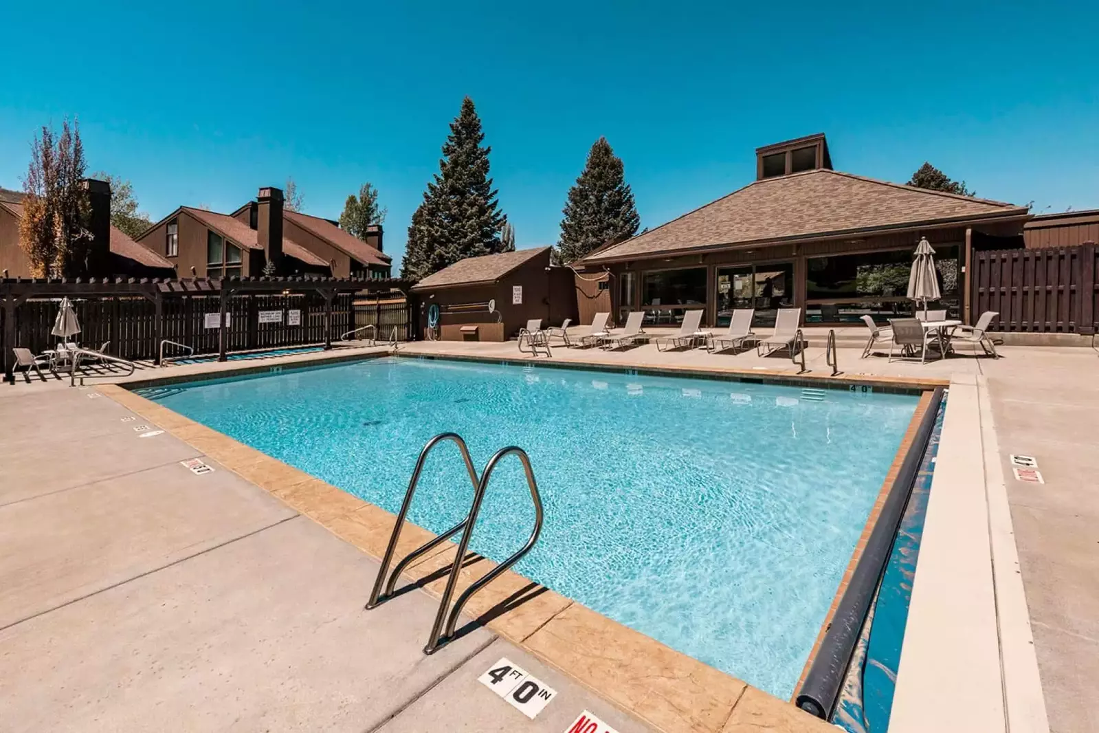 Guests have access to the communal pool and hot tub (this is in addition to the private hot tub).