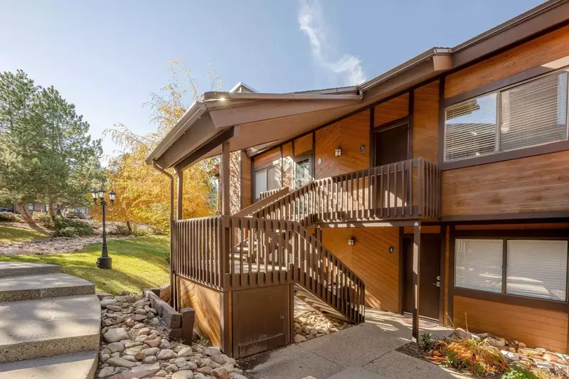 Our light filled, top floor, corner unit offers gorgeous mountain views! It has been recently updated and with a private washer and dryer it's the per