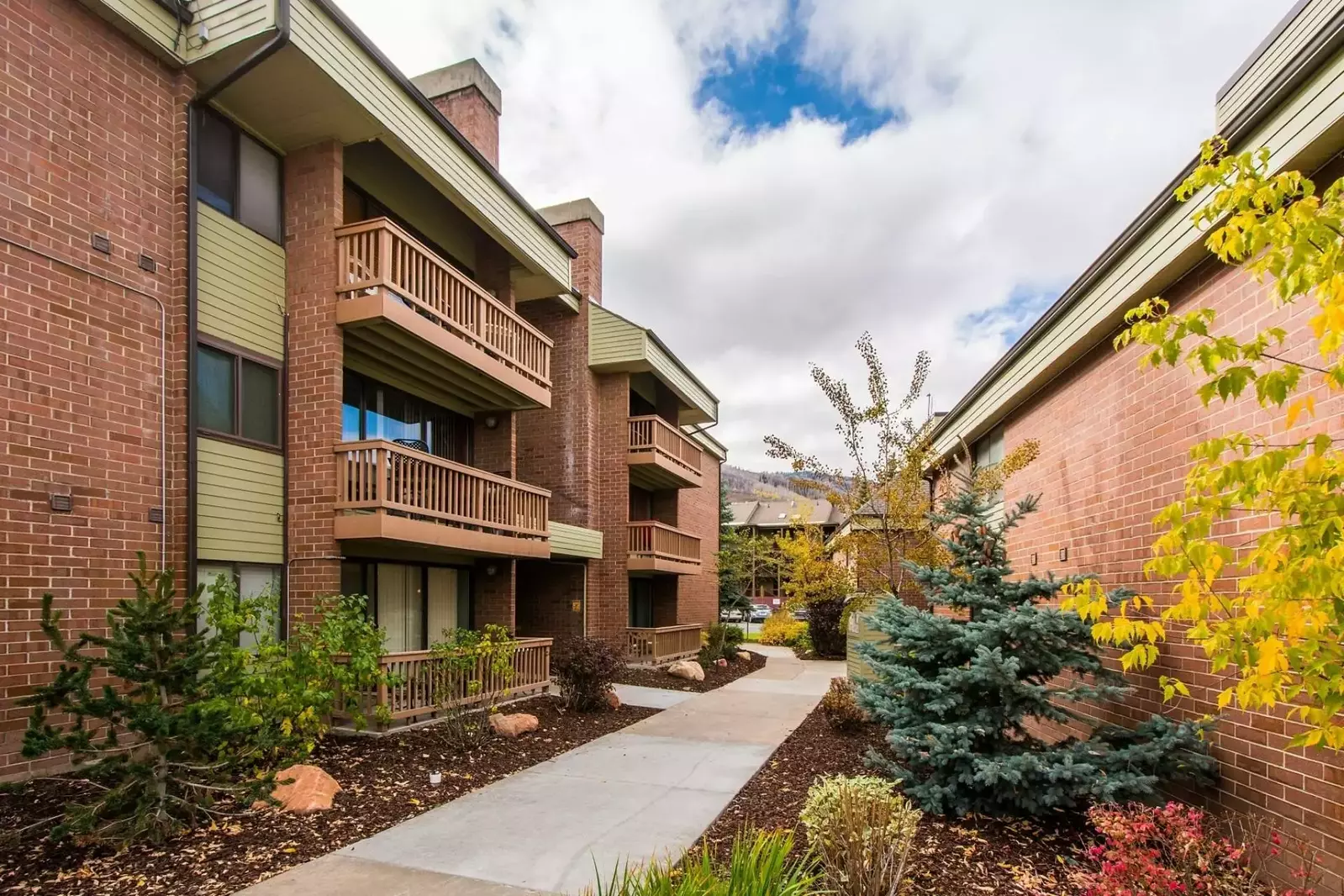 Jump on the free Park City Transit shuttle and the ride to Deer Valley Resort or Canyons Resort, which are only a quick 10 minute ride.