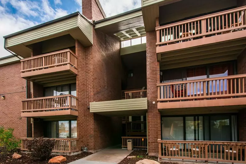 Guests also can enjoy an onsite common hot tub, laundry facilities and access to Park City’s free transit system.