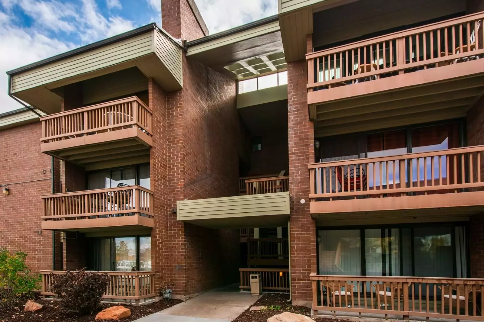 Guests also can enjoy an onsite common hot tub, laundry facilities and access to Park City’s free transit system.