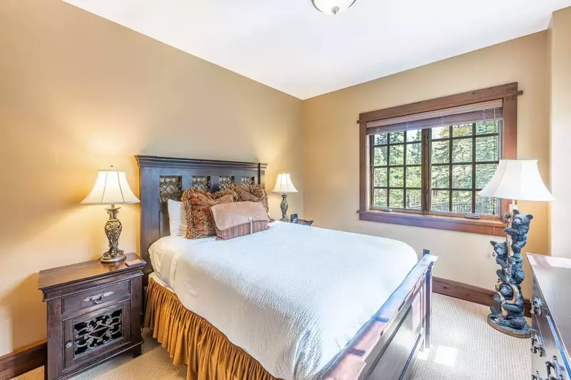 Guest Suite | Queen-bed