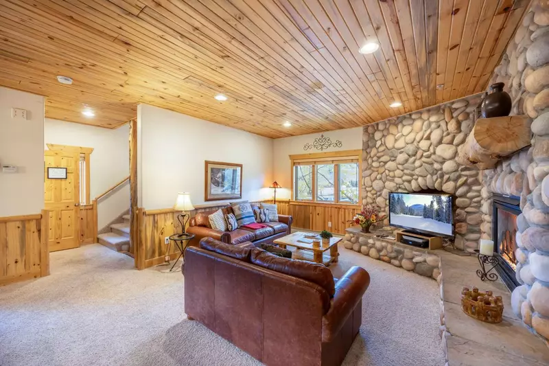 This spacious Park City condo has all the classic mountain designs with all the modern luxuries and updates and and open concept layout.