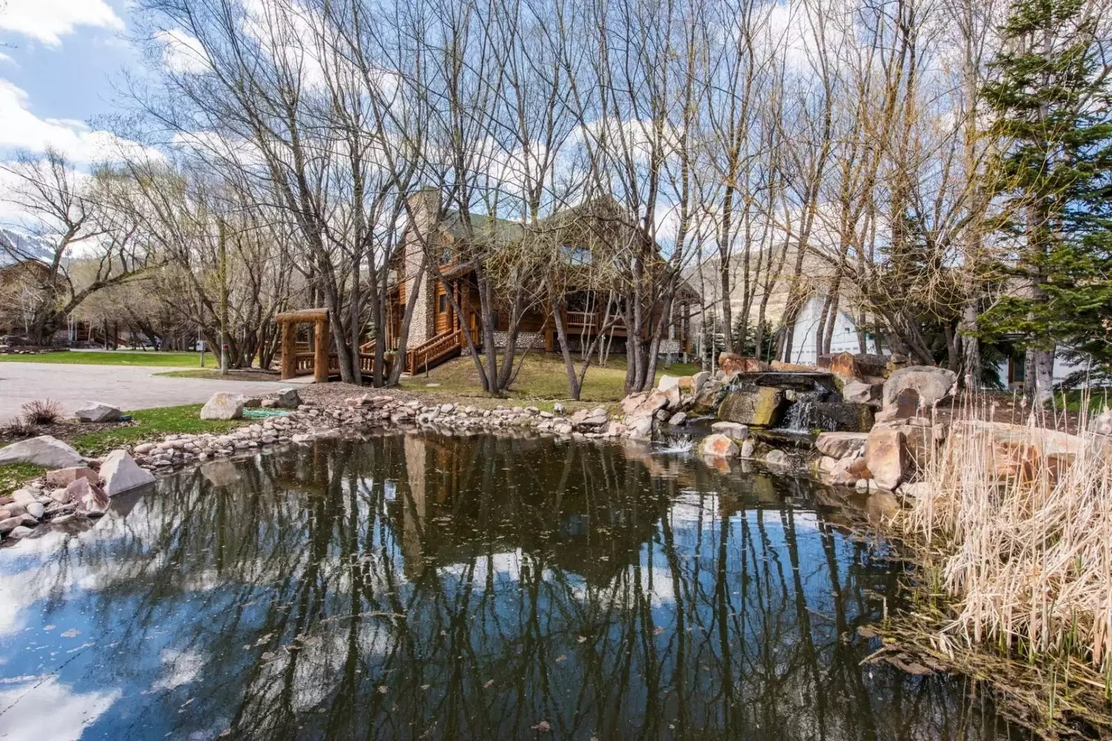 For those interested in summer time activities, hikers and mountain bikers have access to over 400 miles of gorgeous trails for all day excursions.