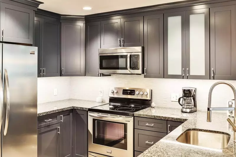 Renovated Kitchen w Stainless Steel Appliances, Granite Countertops, Custom Cupboards, Hardwood Floors, Breakfast Bar, Open Floorplan - Perfect for En