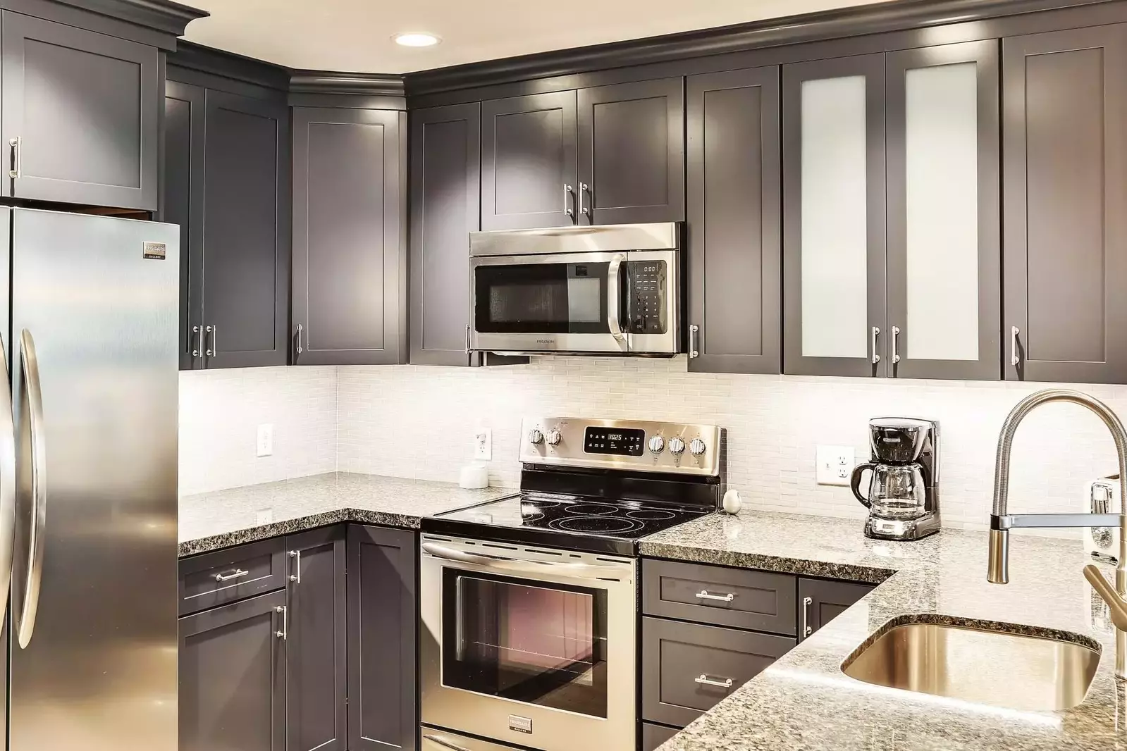 Renovated Kitchen w Stainless Steel Appliances, Granite Countertops, Custom Cupboards, Hardwood Floors, Breakfast Bar, Open Floorplan - Perfect for En