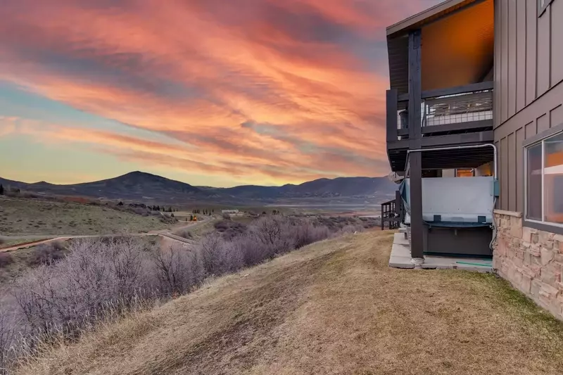 Breath taking View and perfectly situated just minutes from the Jordanelle Gondola at Deer Valley Resort.