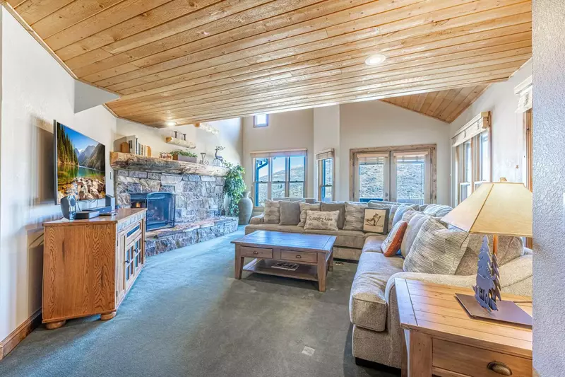 Come Stay Slopeside at 1175 Lowell Ave! Overstuffed Sofas, Fireplace, WiFi, HDTV, Cable, Vaulted Ceilings