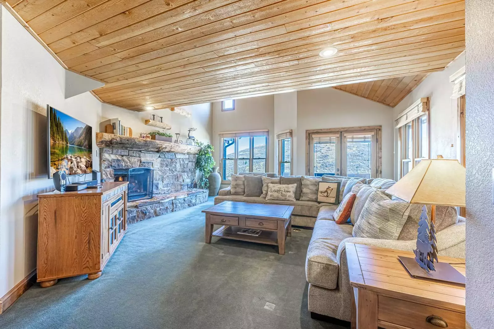 Come Stay Slopeside at 1175 Lowell Ave! Overstuffed Sofas, Fireplace, WiFi, HDTV, Cable, Vaulted Ceilings