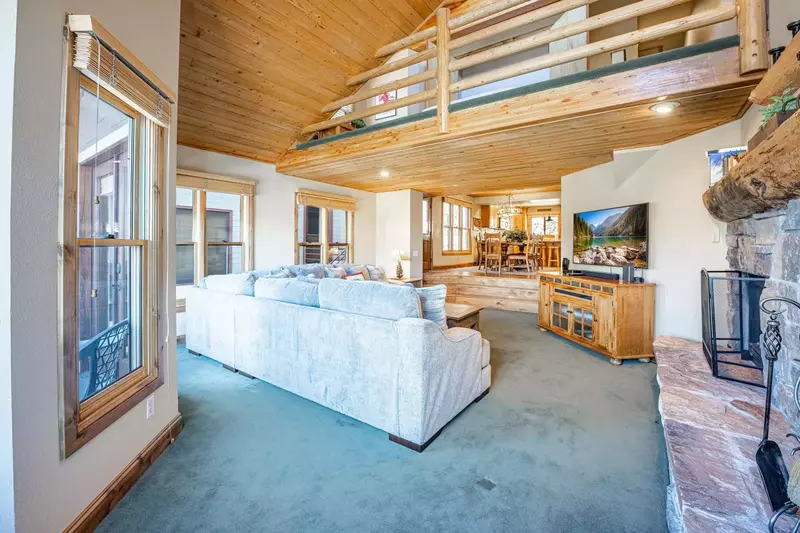 Hidden Gem on Lowell Ave, Walk to Skiing, Large Home w 4 bedrooms + Large Loft w Queen Murphy Bed, 4 bathrooms. HDTV’s, Private Hot Tub, Free Wi-Fi +