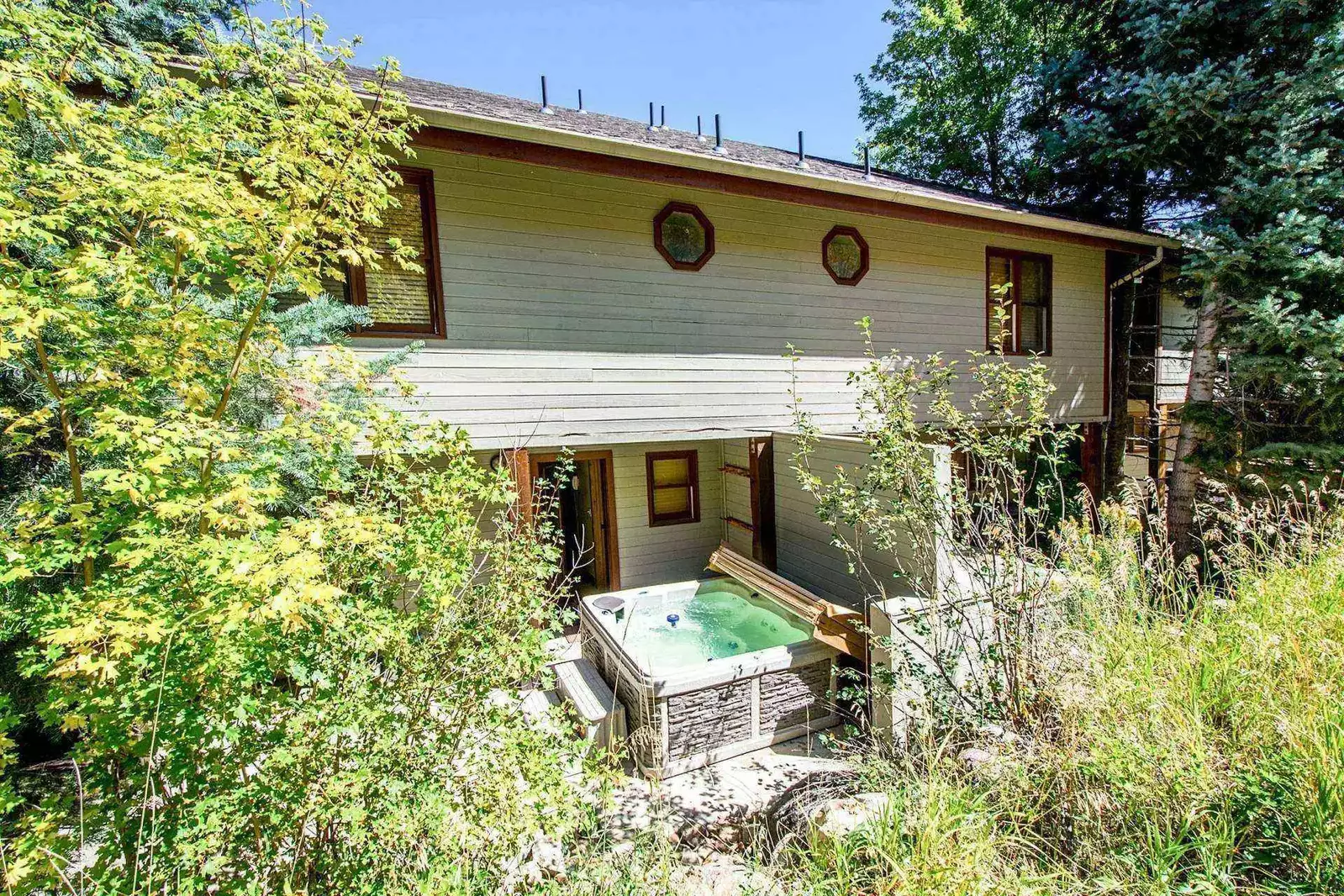 Your private backyard features a large Jacuzzi hot tub and faces directly toward Park City ski resort!