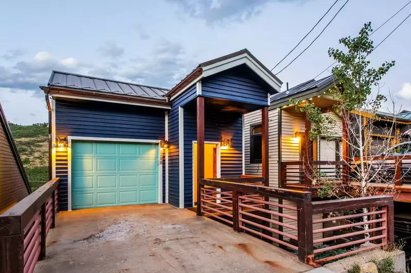 5 Minute Walk to Free Shuttle Stop or PC Resort Base Area - Walk to Skiing!