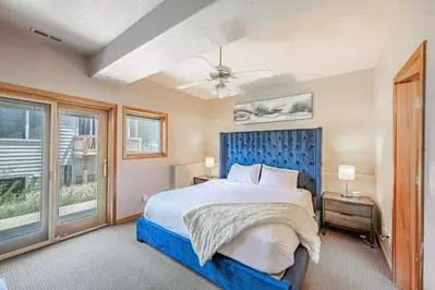 Bright & Spacious Primary Suite w King Bed, HDTV, En Suite Bathroom, Vaulted Ceilings, Ceiling Fan