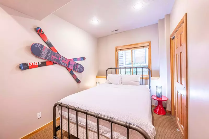 Guest Suite with Queen Bed