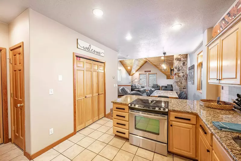 Fully Stocked Kitchen w Breakfast Bar Seating for 4 & Formal Dining for 8 - Granite Countertops, Stainless Steel Appliances