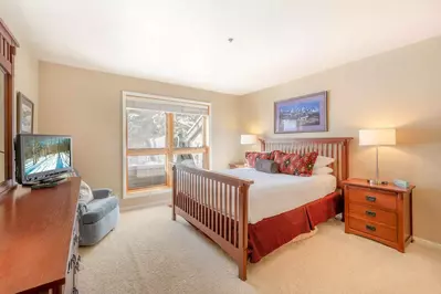 Second Primary Suite w gorgeous mountain views, a top of the line queen mattress, an HDTV, and en suite bathroom.