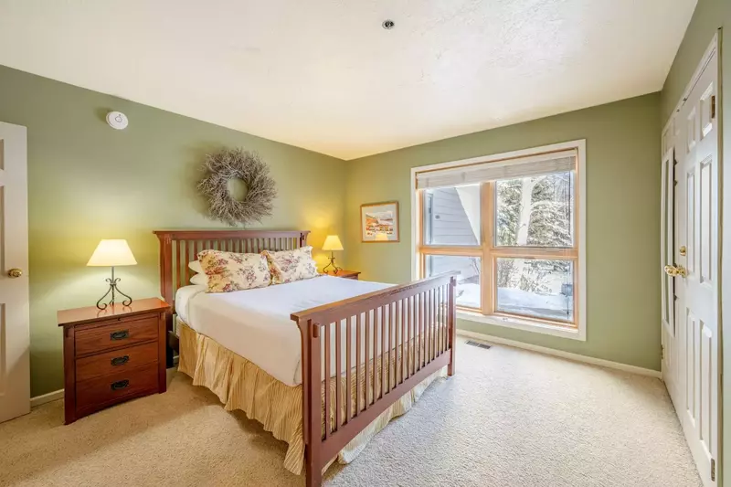 Bright & Spacious Primary Suite w Top of the Line Pillowtop Queen Mattress, En Suite Bathroom, 32" HDTV, En Suite Bathroom