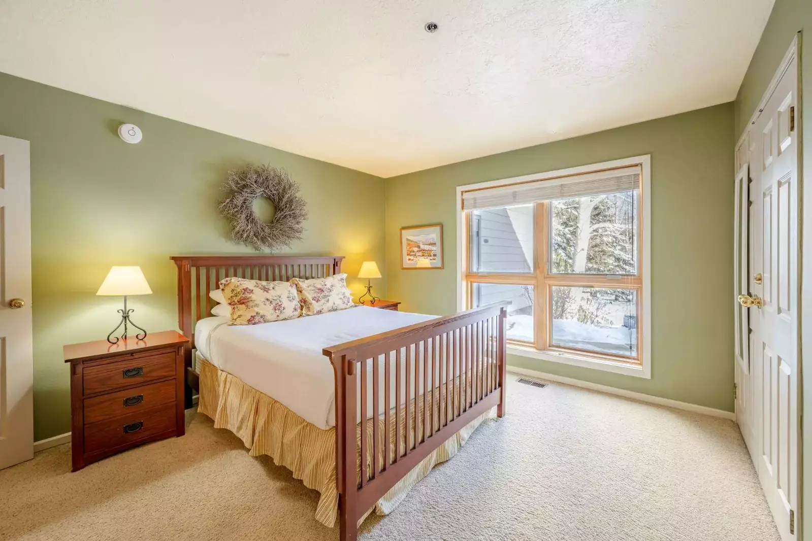 Bright & Spacious Primary Suite w Top of the Line Pillowtop Queen Mattress, En Suite Bathroom, 32" HDTV, En Suite Bathroom