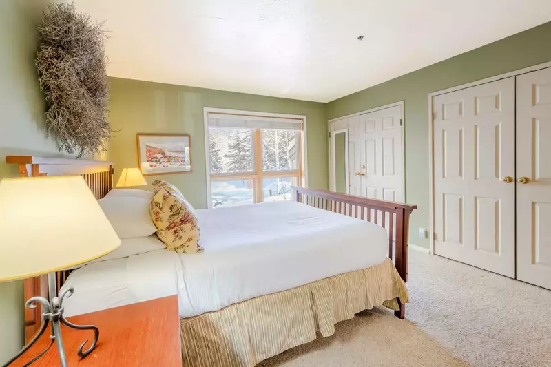 Bright and Spacious Primary Suite w Top of the Line Pillowtop Queen Mattress, En Suite Bathroom, 32" HDTV