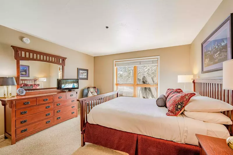 Second primary suite with queen bed