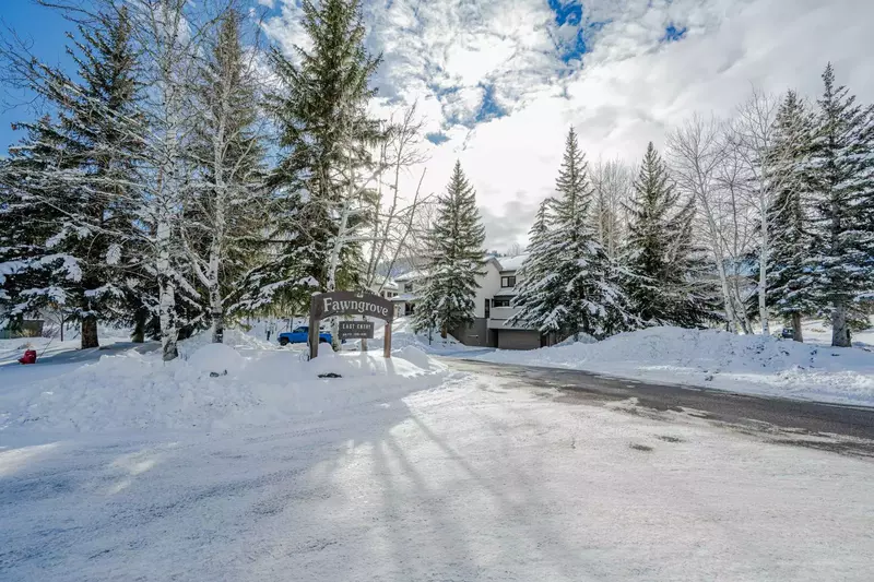 Fawngrove Is located right in the heart of Deer Valley, walk to skiing.
