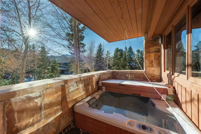 Private Hot Tub on Private Deck!