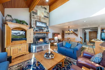 Open Floor Plan, Wood Floors, Leather Chairs, Wood Burning Fireplace, Vaulted Ceilings, HDTV, Cable & WiFi