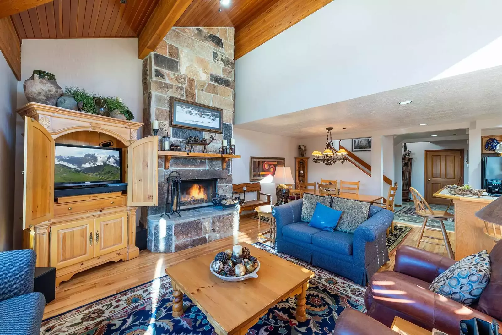 Open Floor Plan, Wood Floors, Leather Chairs, Wood Burning Fireplace, Vaulted Ceilings, HDTV, Cable & WiFi