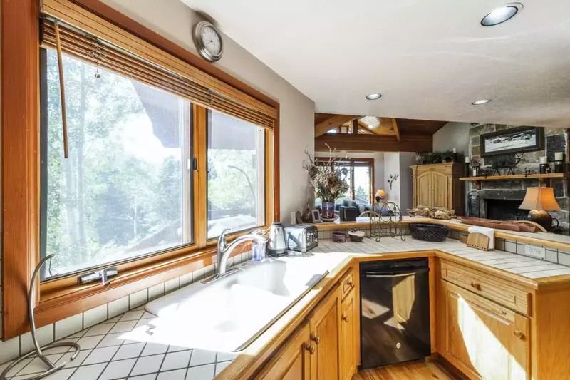 You will have everything you need, including a dishwasher, to cook a great meal together all while taking in the beautiful views of Deer Valley.